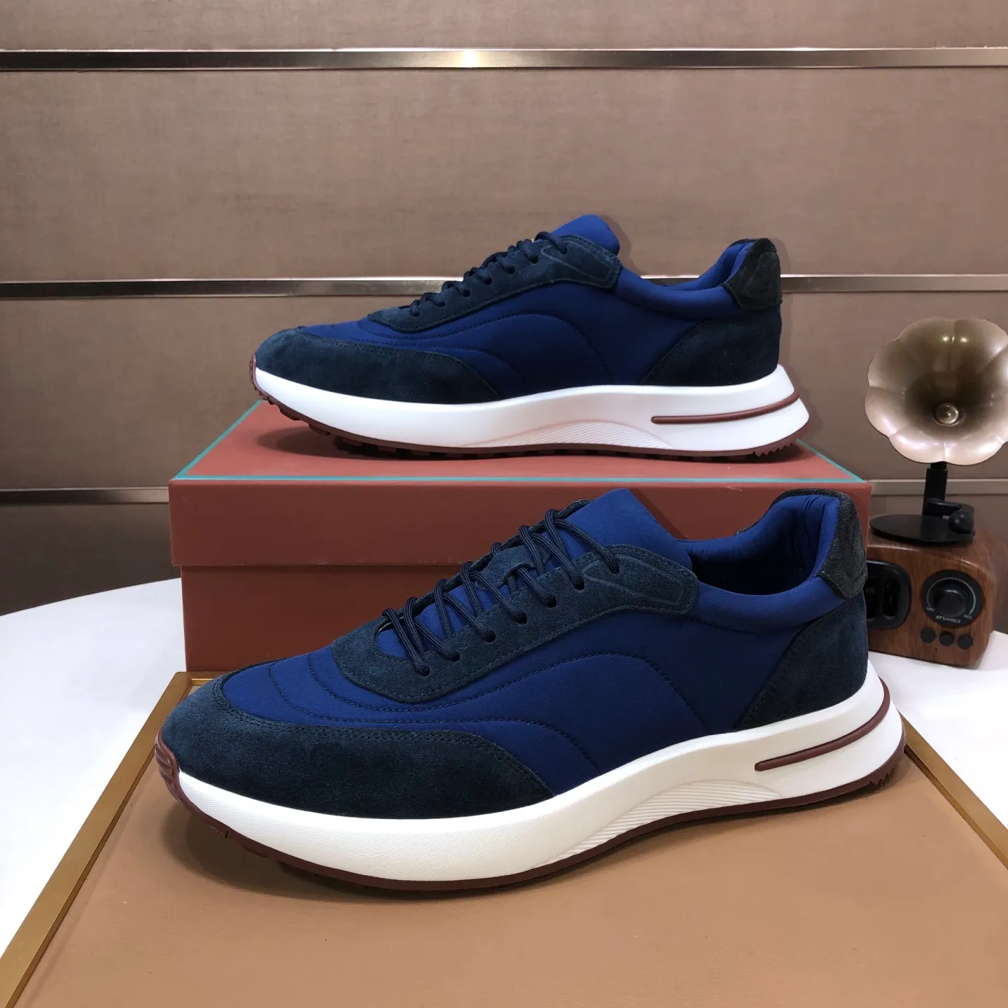 Men's shoes 💰600💰[𝐥𝐨𝐫𝐨 𝐏𝐢𝐚𝐧𝐚] lp classic loafers, an Italian treasure brand, the only brand that can match Hermès! Only after wearing it do we realize that we cannot let down our feet. The upper is imported cashmere, the lining of water-dyed cowhide ➕ the cowhide feet, the official original glass rubber outsole, and the pendant. Exclusive original packaging (tag ➕ brand paper ➕ outer box ➕ hand bag) code number: 38-45
